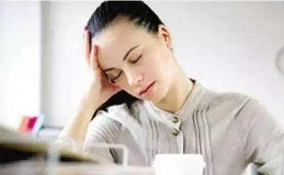 what！？“香”艷的美女成了辦公室污染源，甲醛治理非常必要！