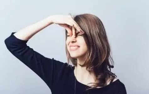 what！？“香”艷的美女成了辦公室污染源，甲醛治理非常必要！