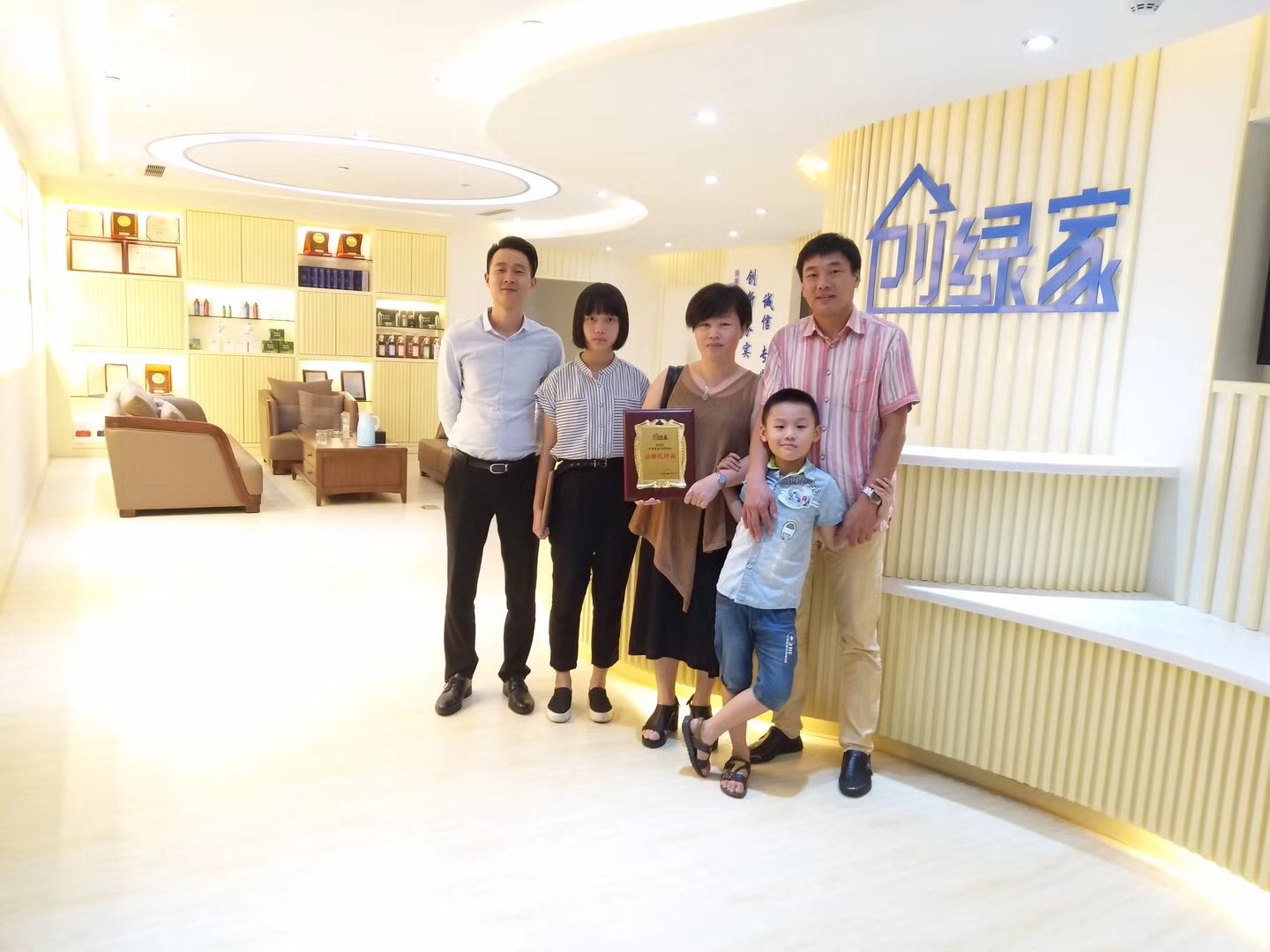 熱烈祝賀張總簽約創綠家泉州市區級代理！