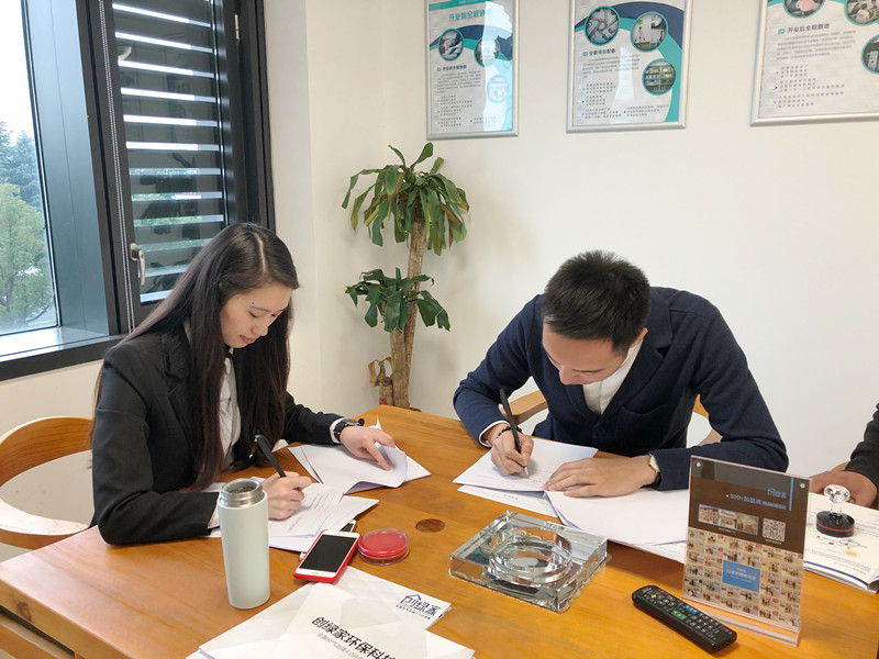 熱烈祝賀龍總、趙總簽約創綠家南京市區級代理！