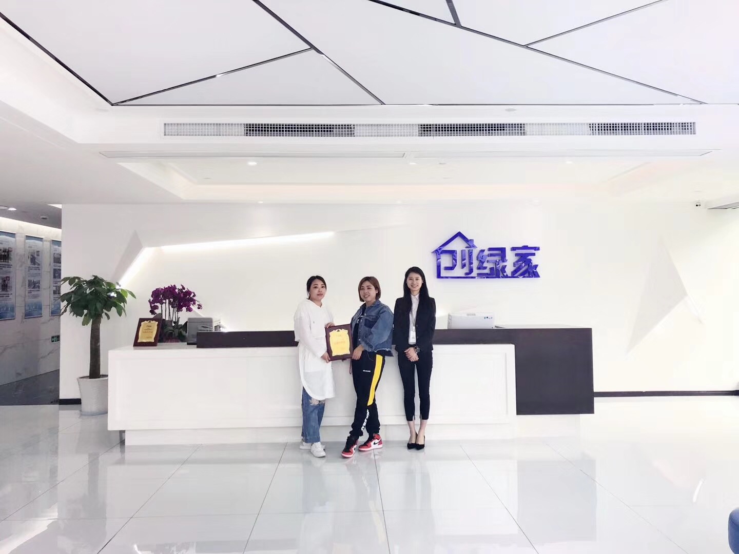 熱烈祝賀劉總姐妹簽約創綠家福州市區級代理！