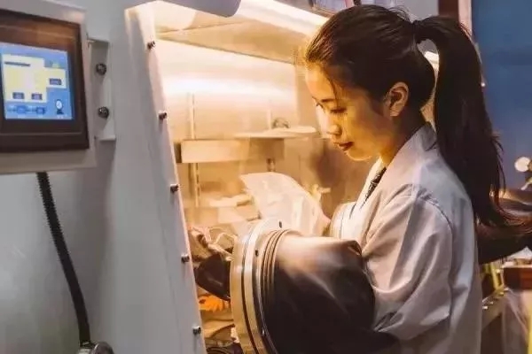 青春是用來(lái)奮斗的，除甲醛的青春最美麗！