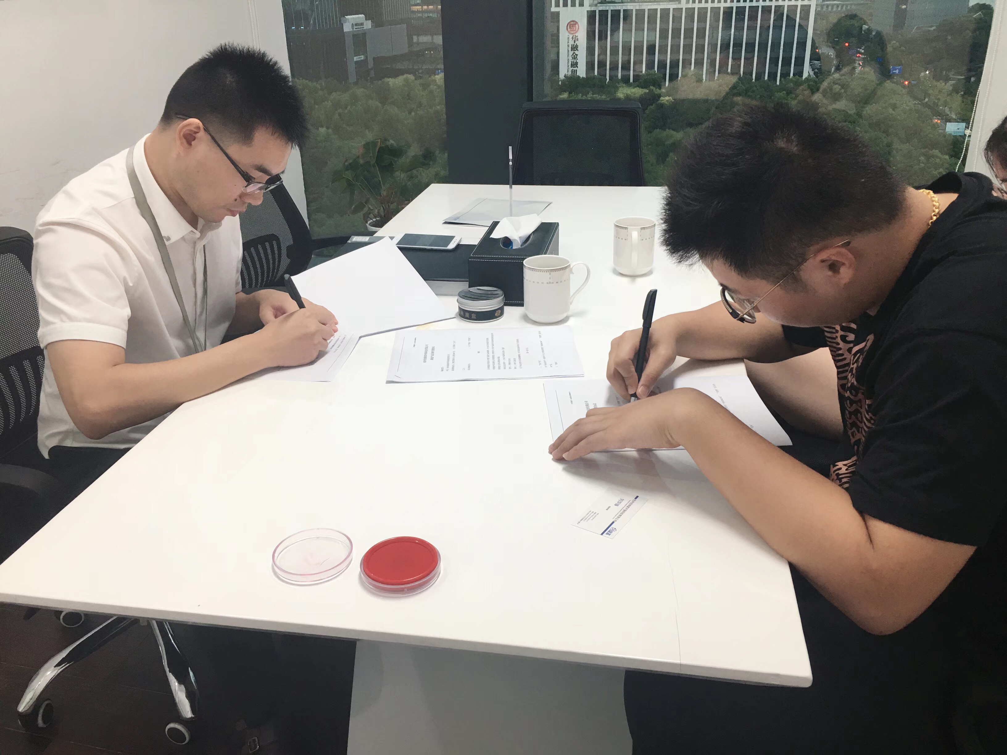 熱烈祝賀劉總夫婦簽約創綠家常州市縣級代理！