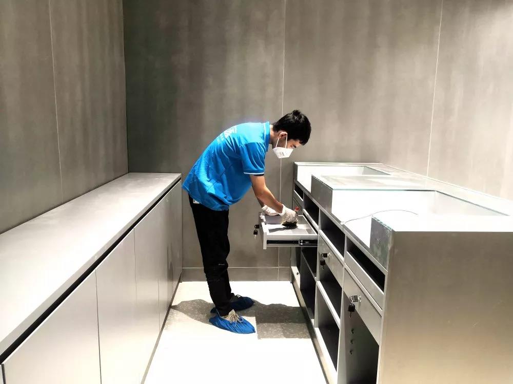 完美日記是一個國產大眾美妝品牌，價格良心堪稱國貨之光，也深受年輕人喜愛。