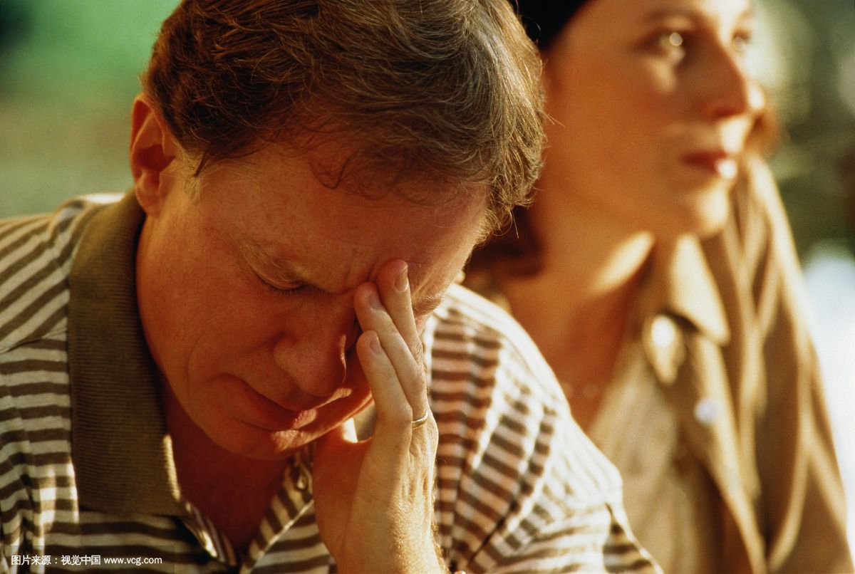 前段時間，王先生家中房子裝修。入住沒多久王先生就感覺自己身體出現了一些異樣，時常感到胸悶氣短、呼吸不暢，嚴重的時候還會出現短時間的暈眩。王先生以為是自己的身體出現了什么狀況便跑到家附近的診所詢問。醫(yī)生一看便問王先生家中最近是否裝修，王先生感覺很詫異。醫(yī)生說這樣的癥狀是典型的甲醛中毒。王先生就咨詢了除甲醛公司如何清除新房裝修后殘留的甲醛？