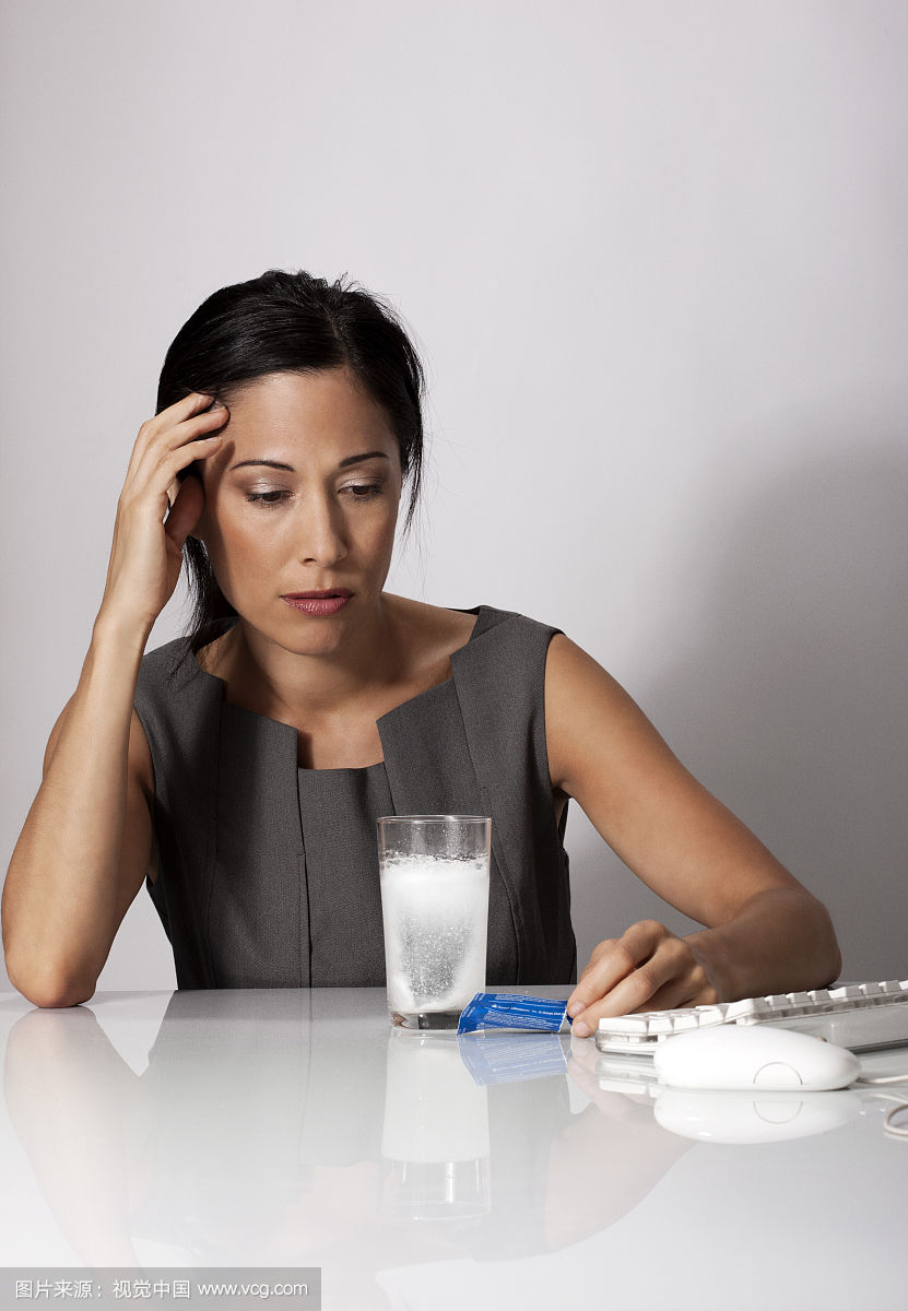  新房裝修后裝修污染？入住之前需要除甲醛嗎？這是大家在入住前***的疑問。甲醛對身體是有害是眾所周知的，那么，甲醛對人體的危害是什么? 除甲醛公司專家總結(jié)了五種常見的甲醛引起的癥狀，如果出現(xiàn)這些癥狀，那么您就需要注意啦！！！ 一、胸悶氣短： 一些業(yè)主在搬進(jìn)新家后常常感覺到胸悶氣短、呼吸不暢，但去醫(yī)院檢查又沒有發(fā)現(xiàn)任何心肺問題，這種情況很有可能是甲醛中毒引起的。胸悶是甲醛中毒常見癥狀之一，一般在輕度或中度中毒時出現(xiàn)。所以，如果時常在家中感到胸悶，首先應(yīng)去醫(yī)院排除心臟問題，然后再確定是否是甲醛超標(biāo)造成的。 二、呼吸系統(tǒng)刺激： 回家開門的一瞬間，家的溫馨氣息就會撲面而來，但新家不是這樣，新業(yè)主每次回家聞到的***縷空氣往往伴隨刺鼻的化學(xué)品氣味，怎么會感受到溫馨呢？這種裝修特有的刺鼻氣體的主要有害成分就是甲醛，多數(shù)家庭可在通風(fēng)一個月時間明顯減輕（注意減輕并不等于消除），但如果通風(fēng)一個月還沒有改觀，那就應(yīng)該考慮治理室內(nèi)空氣污染了。 三、眼睛不適、無故流淚： 當(dāng)人們切洋蔥的時，***感受到嗆的也是眼睛，然后是鼻子。眼睛是人體最敏感脆弱的器官之一，當(dāng)外界空氣中存在刺激性分子，眼睛往往是***感受到的。甲醛的一大危害就表現(xiàn)在對粘膜的刺激，甲醛屬于原漿毒物質(zhì)，能與蛋白質(zhì)結(jié)合，使眼睛感到刺激、干澀、不適，甚至流淚。 四、易生病，抵抗力下降： 我們生活的環(huán)境中，無處不存在著看不見的細(xì)菌病毒，因?yàn)樯眢w擁有強(qiáng)大的免疫力才使我們免受這些病菌的感染。但長期生活在甲醛超標(biāo)的環(huán)境會使免疫系統(tǒng)遭受破壞，降低人體抵抗力，不能有效地防御外界病原微生物的侵入，從而導(dǎo)致疾病發(fā)生。家人入住新居后經(jīng)常感冒，尤其是老人兒童，感冒后一個星期也不見好轉(zhuǎn)，這都可能是甲醛超標(biāo)引起的。 五、頭暈、乏力、嗜睡： 甲醛可影響人的造血系統(tǒng)，輕則引發(fā)貧血，嚴(yán)重的甚至可能導(dǎo)致白血病。有調(diào)查指出，醫(yī)院血液科病房中三成以上白血病患者的家庭在兩年內(nèi)進(jìn)行過裝修。而兒童因裝修患病的幾率更高，占患病兒童的半數(shù)以上。當(dāng)人體血液供應(yīng)不足時，就會經(jīng)常感到疲憊，走路都沒有力氣。因此，入住新居后有頭暈、乏力、嗜睡的癥狀，應(yīng)及時去醫(yī)院檢查血常規(guī)。 如果您或者家人已經(jīng)出現(xiàn)了以上的兩種或兩種以上就要做全面的室內(nèi)空氣治理了哦！